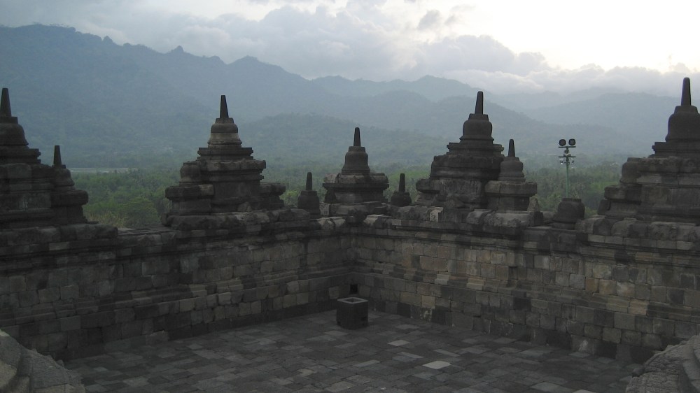 2007 11 28 Jogja, Borobudur, Level 7, Looking Out
